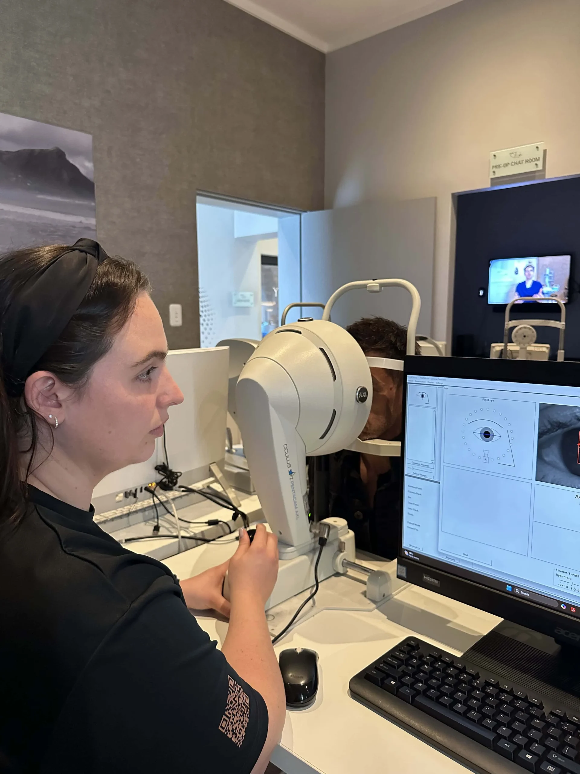 A corneal scan in the pre-operative room